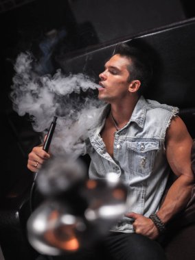 Adam kafede aromatik shisha seviyor.