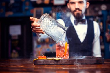 Barmen brasserie 'de bir kokteyl hazırlıyor.