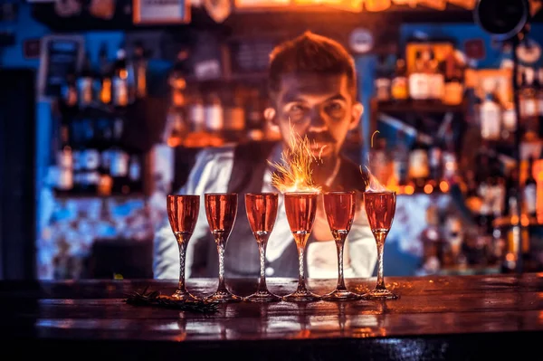 Portrait de barman crée un cocktail derrière le bar — Photo