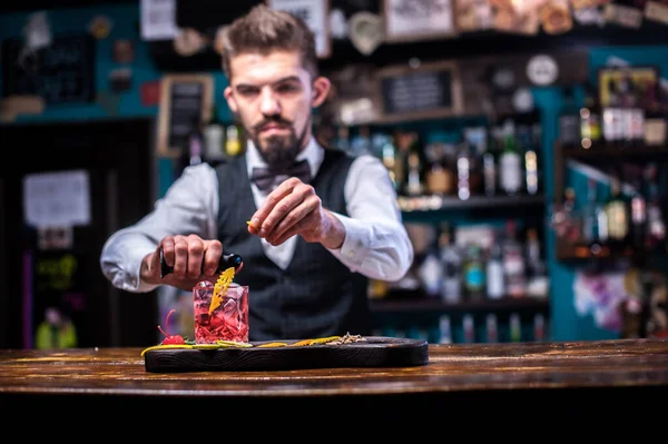 Retrato de camarero hace un espectáculo creando un cóctel en el pub —  Fotos de Stock