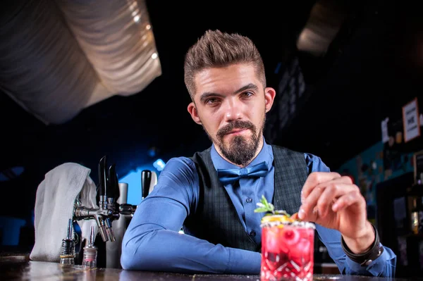 Erfarna mixolog tillför ingredienser till en cocktail bakom baren — Stockfoto