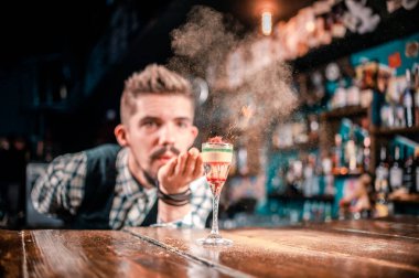 Barmen banyoda bir kokteyl hazırlıyor.