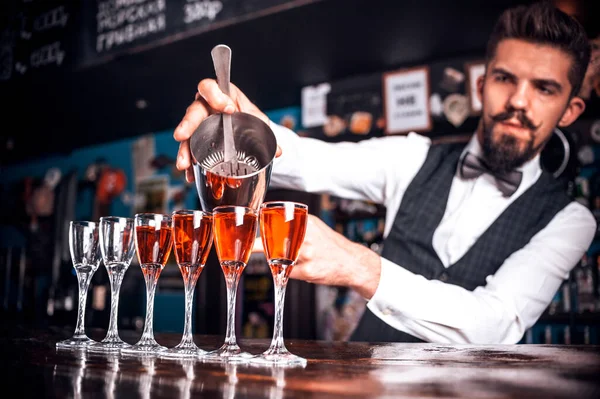 Profesionální barman vytváří koktejl v baru — Stock fotografie