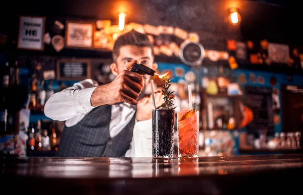 Barman prepara un cóctel en la brasserie —  Fotos de Stock