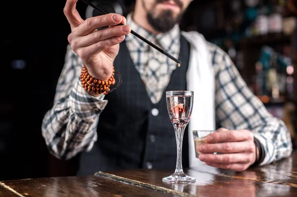 Barman formulerar en cocktail i pothuset — Stockfoto