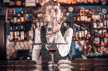 Barmen barda kokteyl hazırlar.