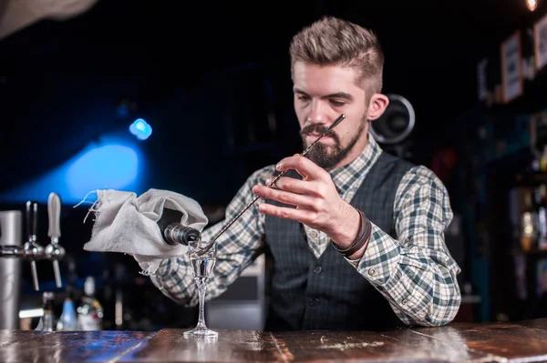 Bartendern gör en cocktail i ölhallen — Stockfoto