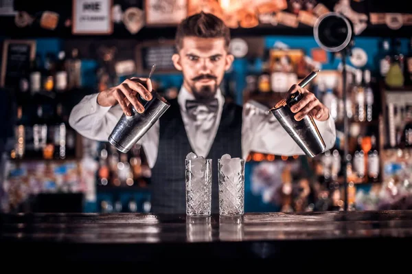 Profesionální barman dělá koktejl — Stock fotografie