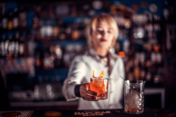 Flicka bartender gör en cocktail på offentliga huset — Stockfoto