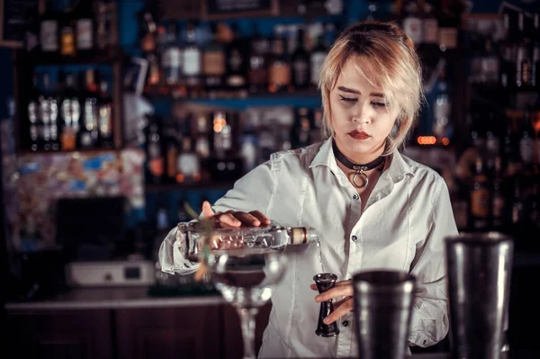 Flickbartendern kokar ihop en cocktail på ölhallen — Stockfoto