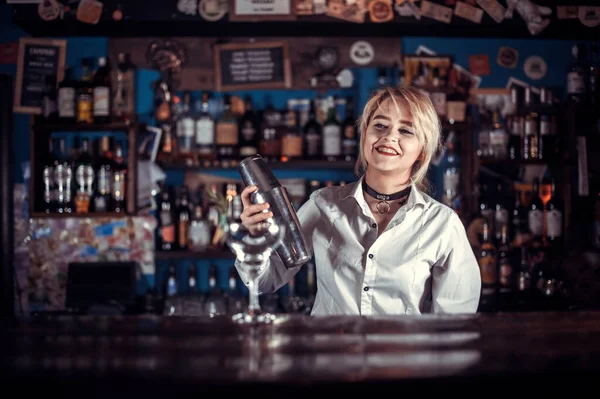 Kız barmen brasserie 'de bir kokteyl hazırlıyor. — Stok fotoğraf