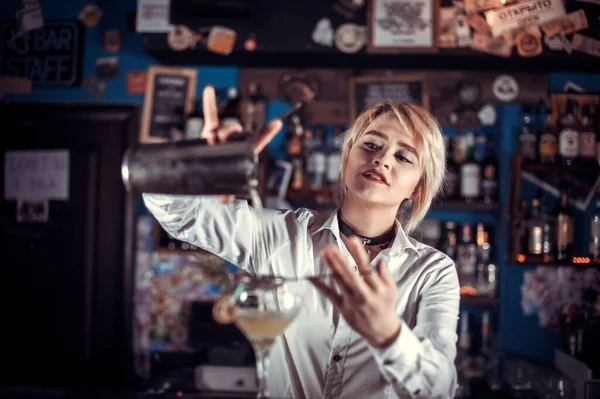 Chica encantadora camarera demuestra sus habilidades profesionales en el bar —  Fotos de Stock