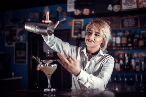 Flicka bartender skapar en cocktail på Porterhouse — Stockfoto