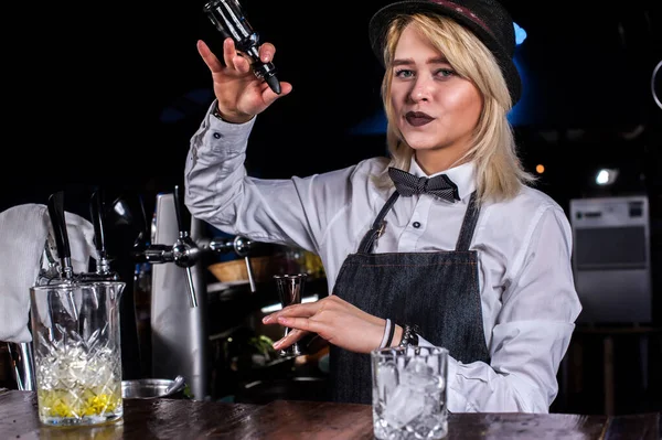 Flicka bartender skapar en cocktail på ölstugan — Stockfoto