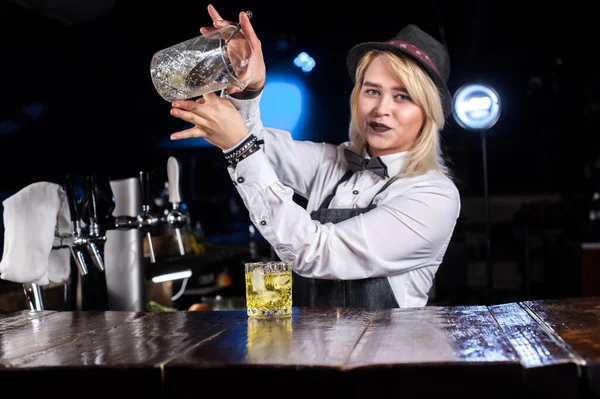 Flicka bartender gör en cocktail i det offentliga huset — Stockfoto