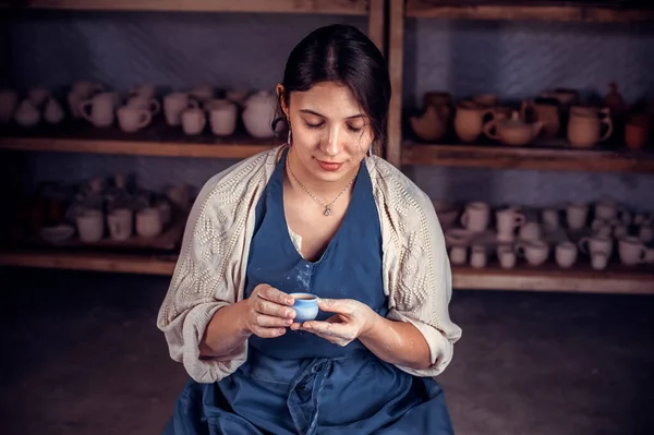 Молодая женщина мастер показывает готовый глиняный продукт в художественной студии. Концепция ремесленного творчества. — стоковое фото