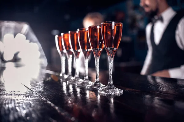 Charismatic barman makes a cocktail on the bar — Stock Photo, Image