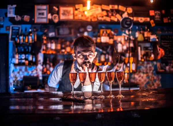 Důvěryhodný barman demonstruje proces výroby koktejlu v nočním klubu — Stock fotografie