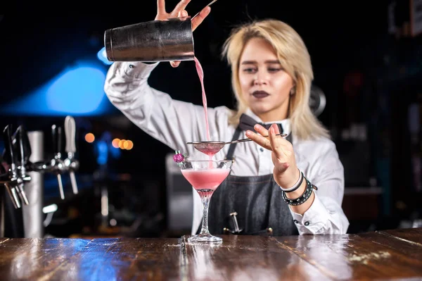 Charismatische meisje barman formuleert een cocktail — Stockfoto