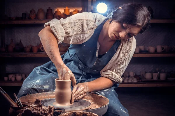 La clase maestra sobre el modelado de la arcilla a la rueda de alfarero En el taller de cerámica. —  Fotos de Stock