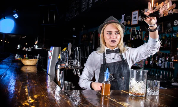 Okouzlující barmanka nalévá pití za barem. — Stock fotografie