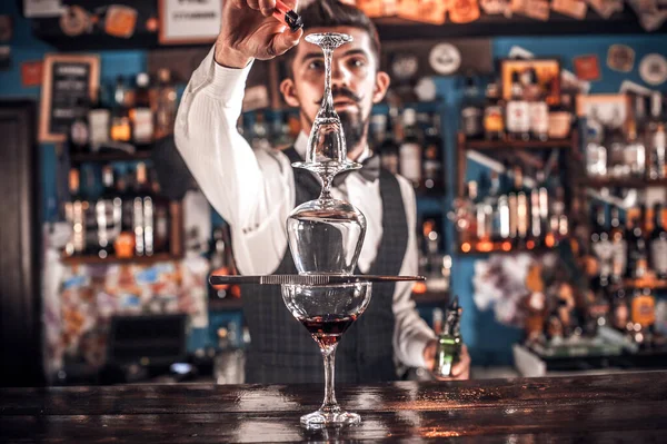 Bartendern kokar ihop en cocktail i porterhuset — Stockfoto