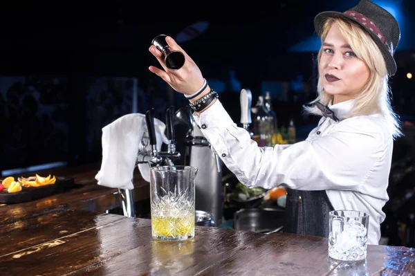 Flicka bartender blandar en cocktail i porterhouse — Stockfoto