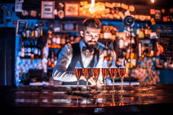 Barman připravuje koktejl v brasserii — Stock fotografie