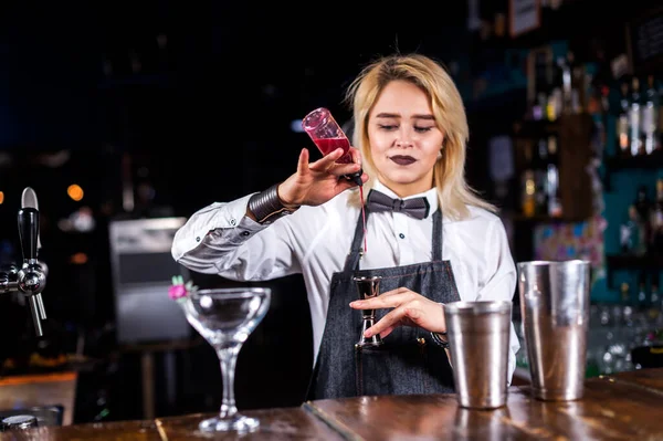 Menina barman cria um coquetel na brasserie — Fotografia de Stock