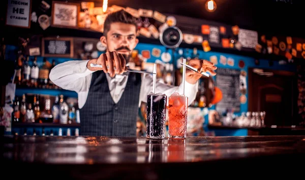 Barmen birahanede bir kokteyl hazırlıyor. — Stok fotoğraf