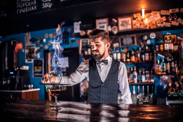 Jovem barman derramando bebida alcoólica fresca nos óculos no bar — Fotografia de Stock