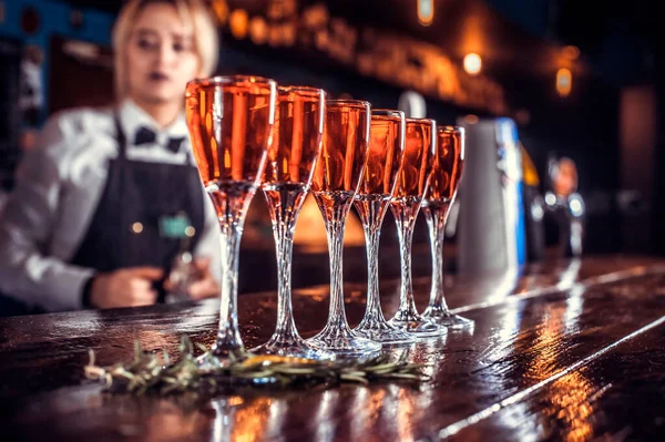 Flicka bartender gör en cocktail på saloonen — Stockfoto