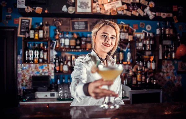 Flicka bartender gör en cocktail i pothouse — Stockfoto
