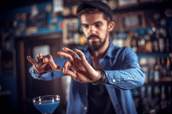 Bartendern blandar en cocktail i taprummet — Stockfoto