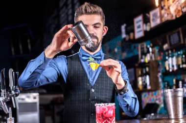 Barmen adliyede kokteyl hazırlar.