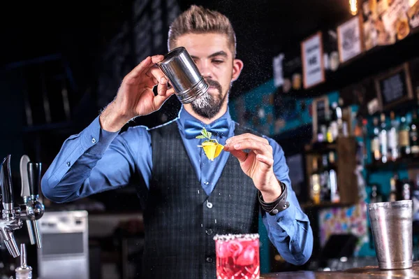 Barman mixt een cocktail in het pothouse — Stockfoto