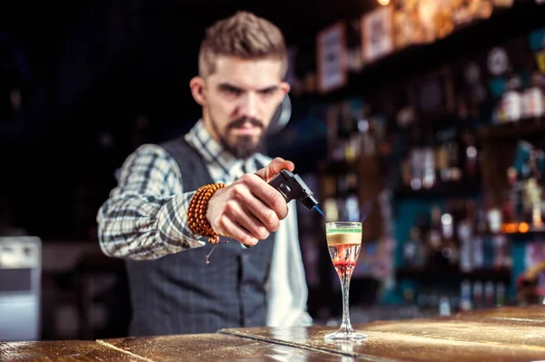 Il barista prepara un cocktail sulla portineria — Foto Stock