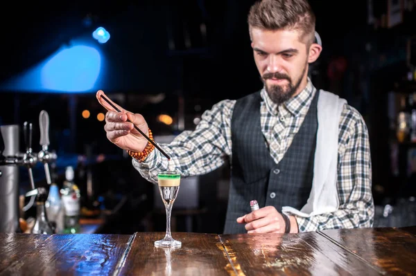 Barman concocts a cocktail at the beerhouse — Stock Photo, Image