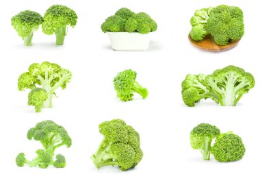 Bir grup brokoli çiçeği beyaz arka planda izole edilmiş.