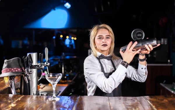 Flicka bartender gör en cocktail på pothouse — Stockfoto