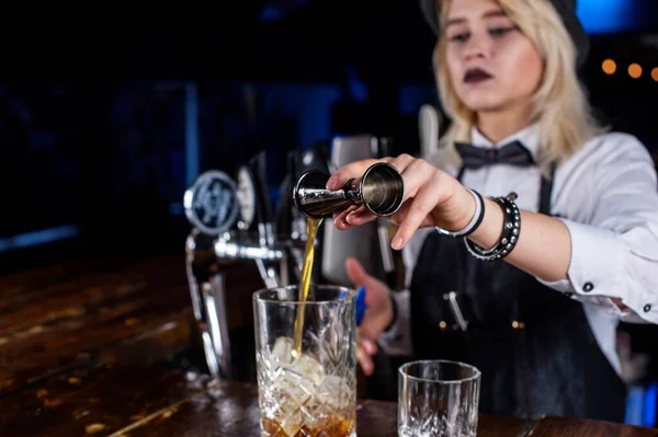 Holka barman dělá koktejl na baráku — Stock fotografie