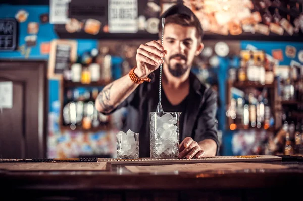 Εστιασμένη bartending ρίχνει φρέσκο αλκοολούχο ποτό στα ποτήρια στην παμπ — Φωτογραφία Αρχείου