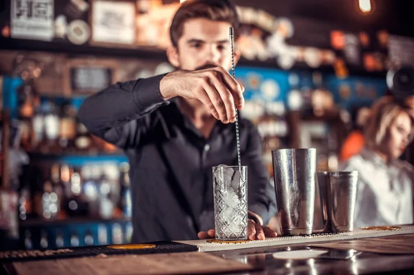 Barman mixt een cocktail op het café — Stockfoto