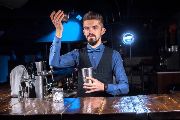 Barman kokar ihop en cocktail i det offentliga huset — Stockfoto