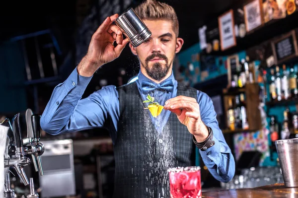 Barmen birahanede kokteyl hazırlıyor. — Stok fotoğraf