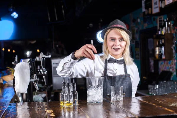 Kız barmen meyhanede bir kokteyl hazırlıyor. — Stok fotoğraf