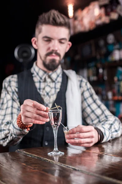 Ekspert barman miesza koktajl stojąc przy barze w barze — Zdjęcie stockowe