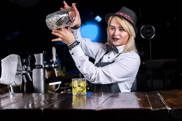 Flicka bartender skapar en cocktail på brasserie — Stockfoto