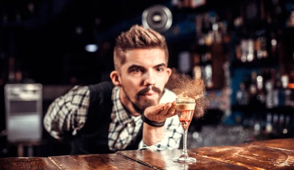 Χαρισματικός μπάρμαν ρίχνει φρέσκο αλκοολούχο ποτό στα ποτήρια στο κλαμπ — Φωτογραφία Αρχείου
