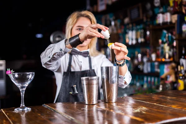 Profesyonel kadın barmen barlarda bardaklara taze alkol dolduruyor. — Stok fotoğraf